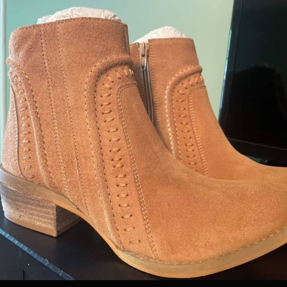 Brand new nomad boots size 7